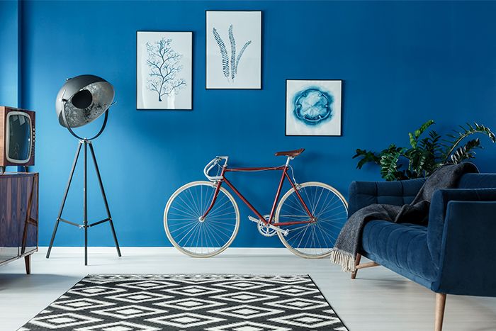 Blaues Wohnzimmer mit Fahrrad an der Wand
